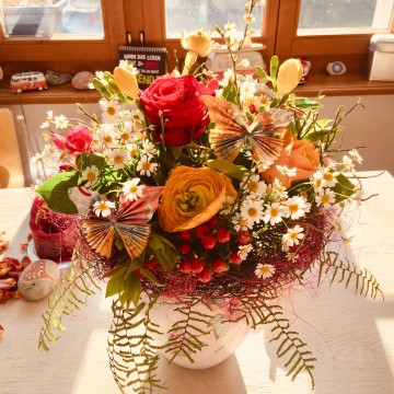 Jubiläumsstrauss mit Geldschmetterlingen